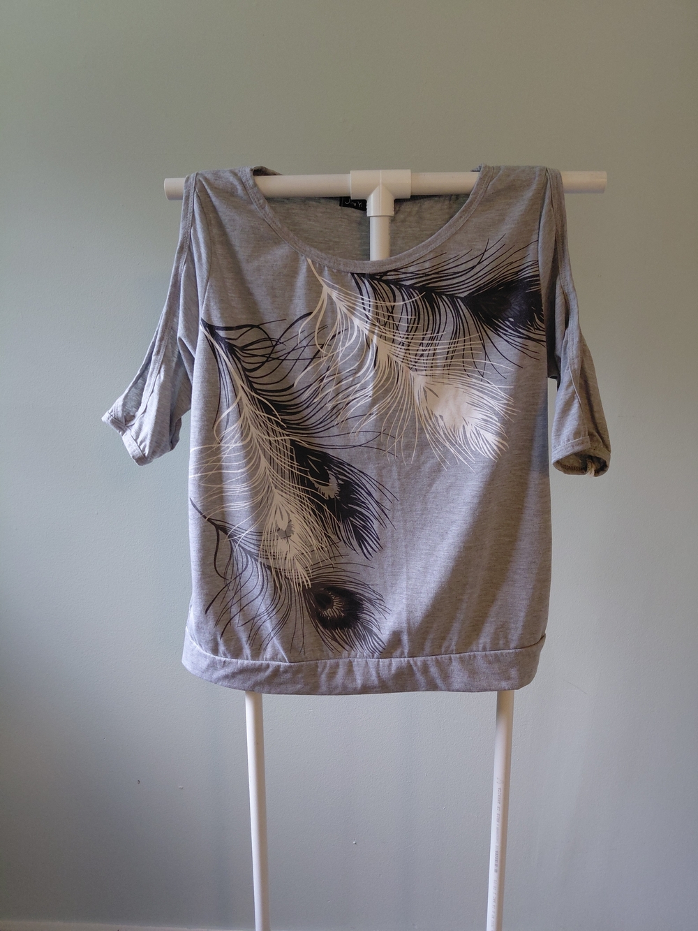 Women's Grey Feather-Print Cold-Shoulder Tee